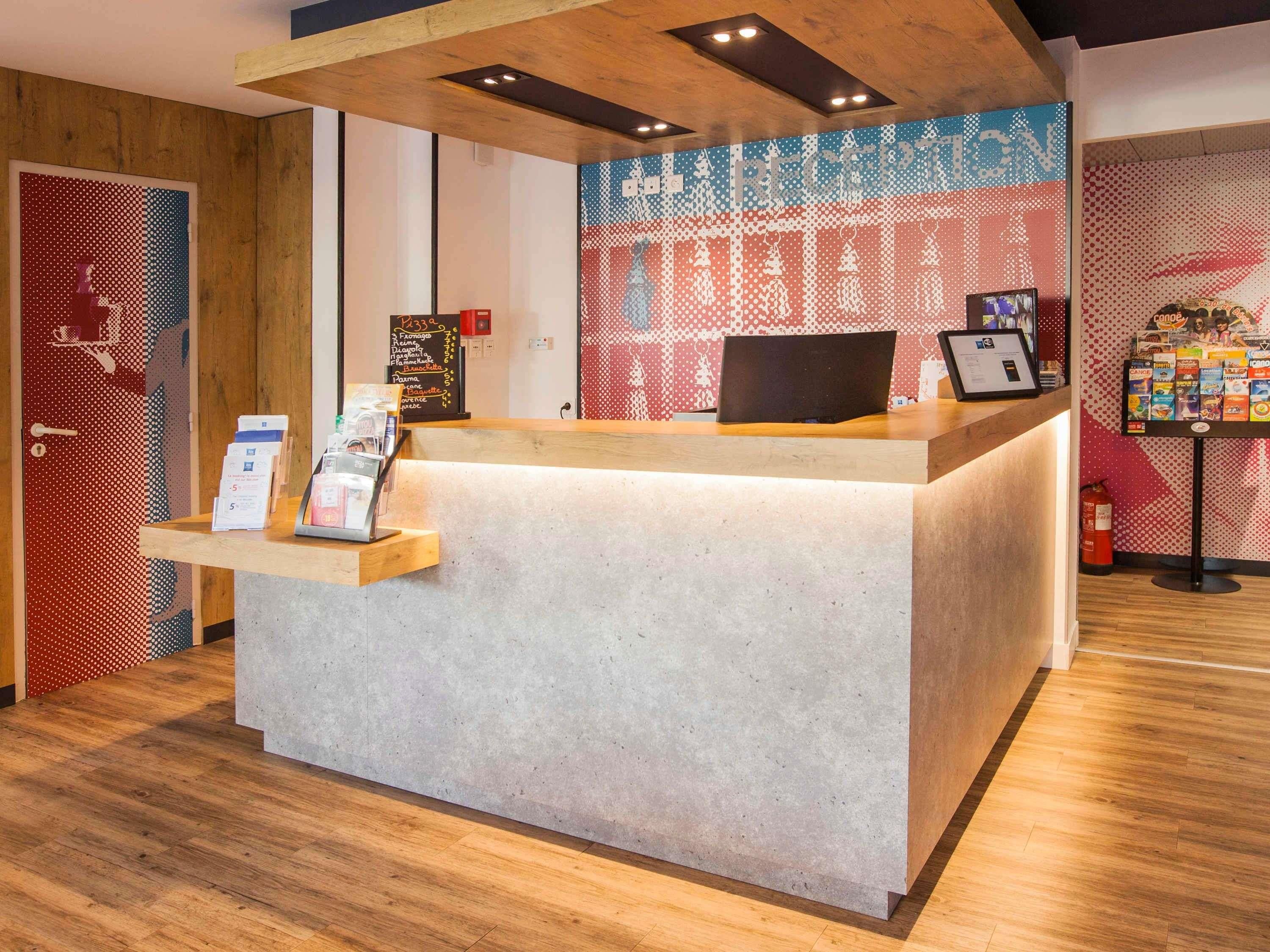 Front desk Photo