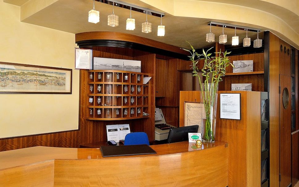 Front desk Photo