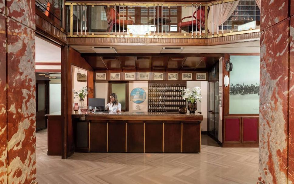 Front desk Photo