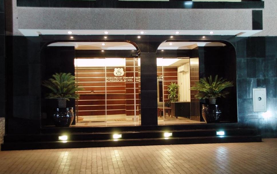 Hotel entrance Photo