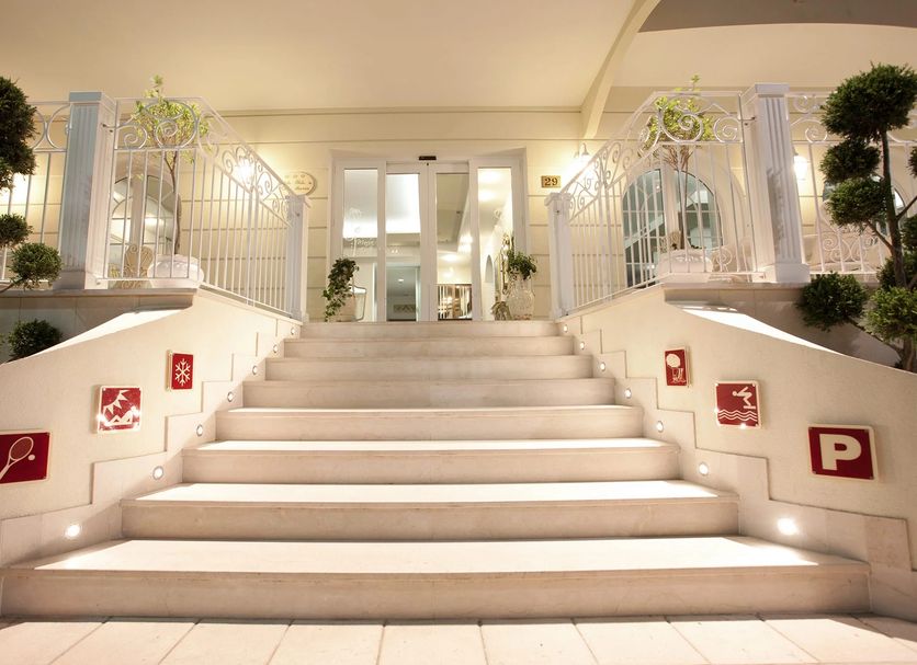 Hotel entrance Photo