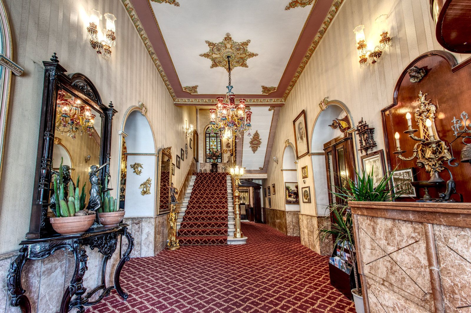 Hotel entrance Photo