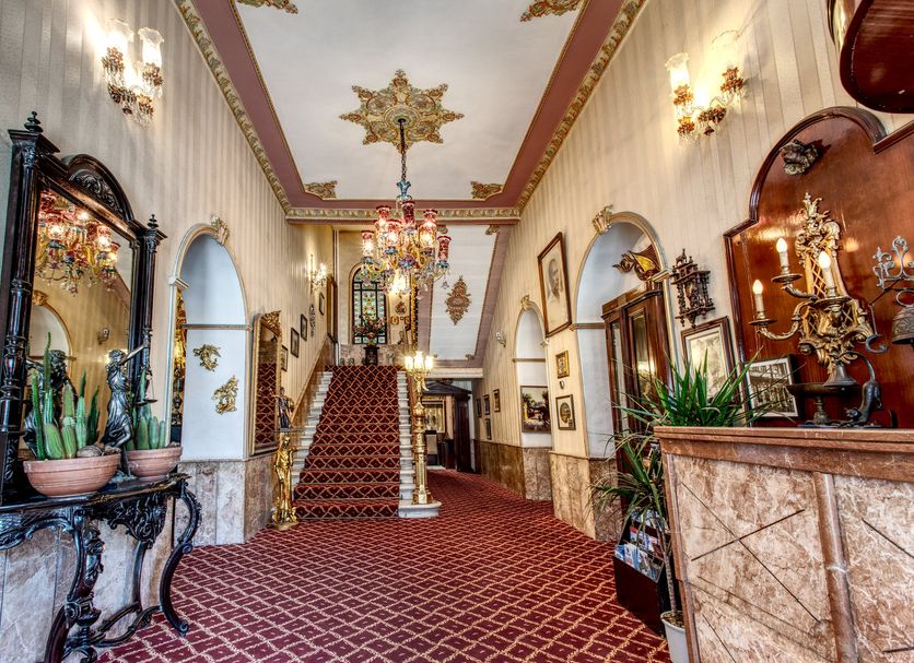 Hotel entrance Photo