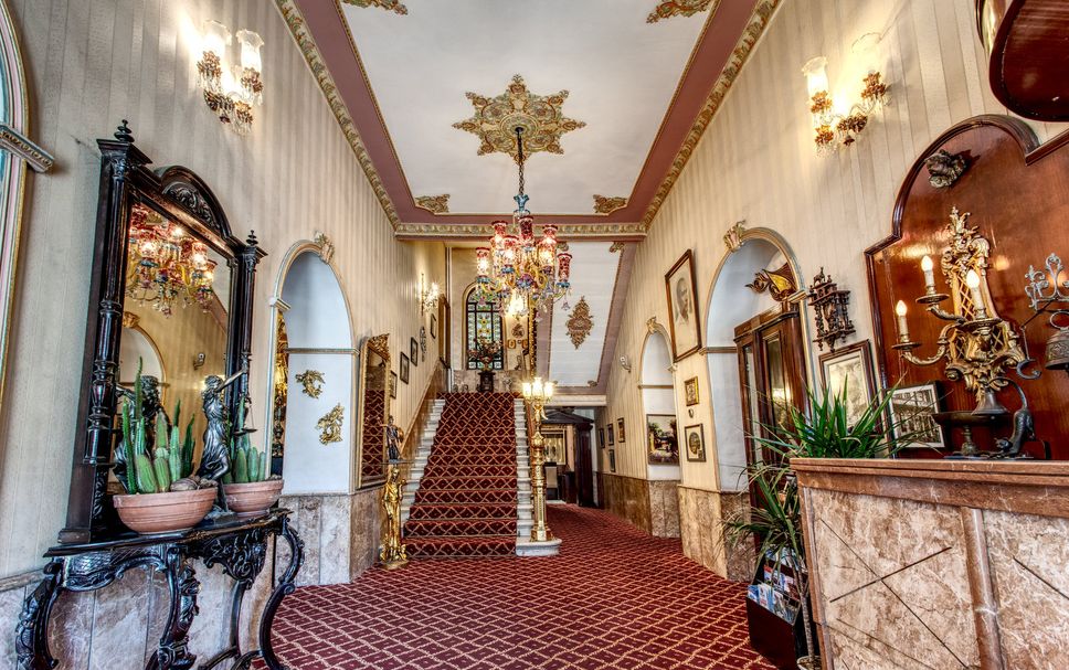 Hotel entrance Photo